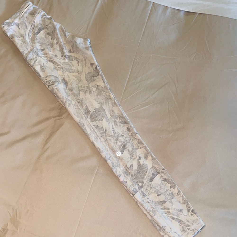 SIZE 4 white and grey Lululemon leggings Wonder Under tights pants